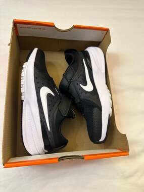 Nike Kids Omni Multi-Court (Little Kid)